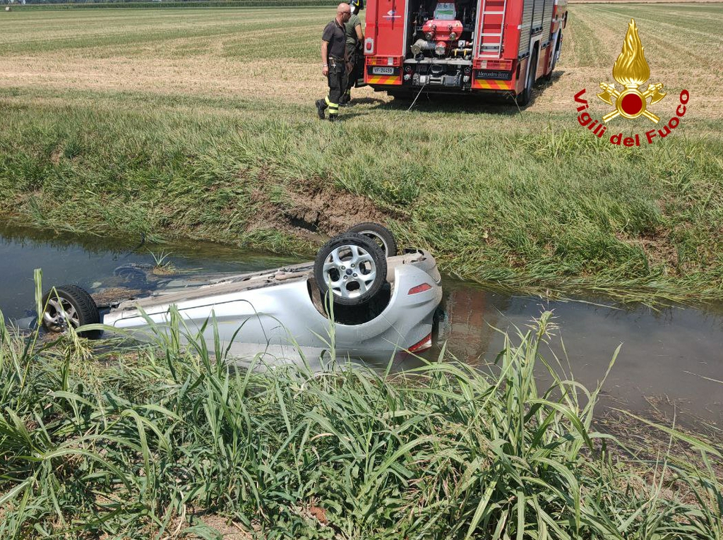 Immagine per Cade con la macchina in un canale a Isola Morosini, salvato da un pompiere